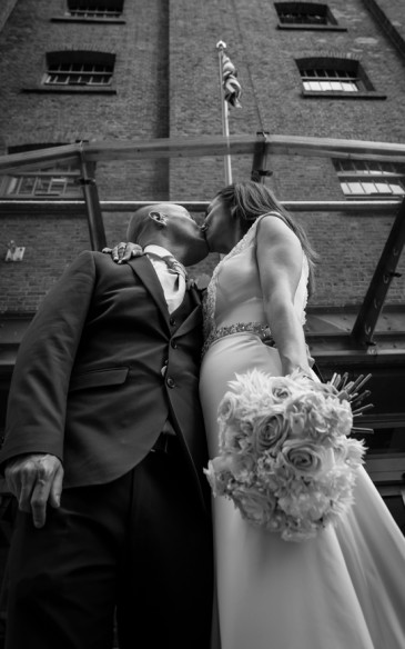 Emotiva boda pagada por desconocidos