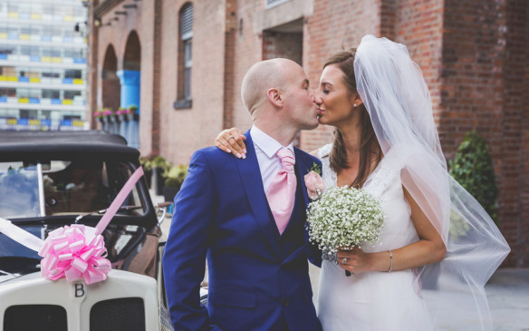 Emotiva boda pagada por desconocidos