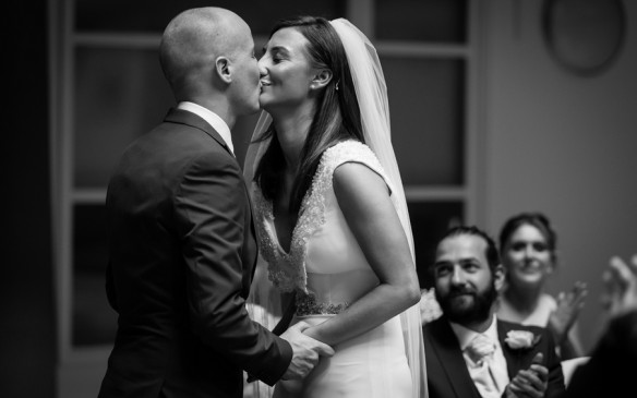 Emotiva boda pagada por desconocidos