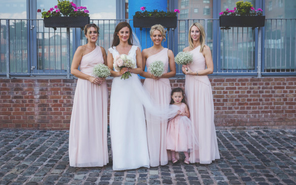 Emotiva boda pagada por desconocidos