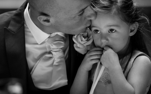 Emotiva boda pagada por desconocidos