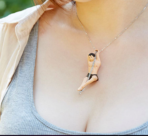 El colgante que bucea en tu escote