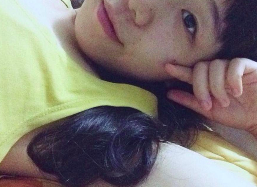 Chicas chinas con pelo en las axilas