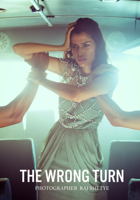 Mujer siendo atacada en un autobus en la India