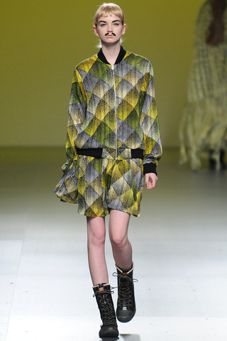 carlos_d__ez___pasarela_850213602_320x480