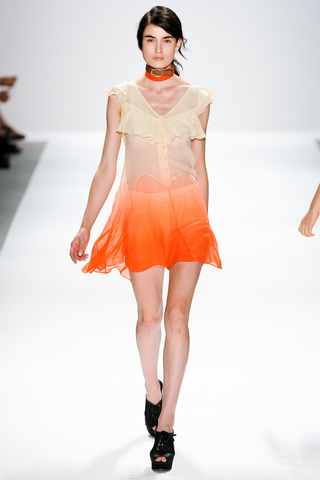 charlotte_ronson___pasarela_530526709_320x480