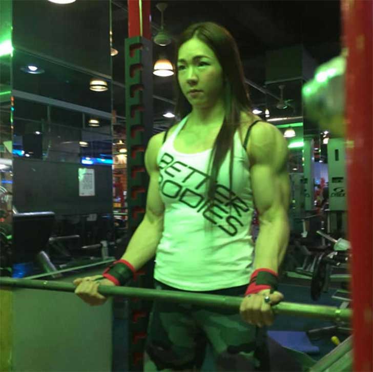Mujer asiática culturista