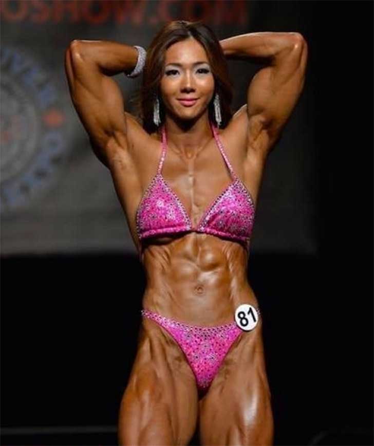 Mujer asiática culturista