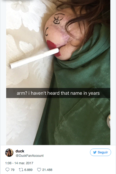 Chica con un solo brazo arrasa en las redes con sus bromas