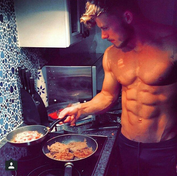 Chicos sexis cocinando 