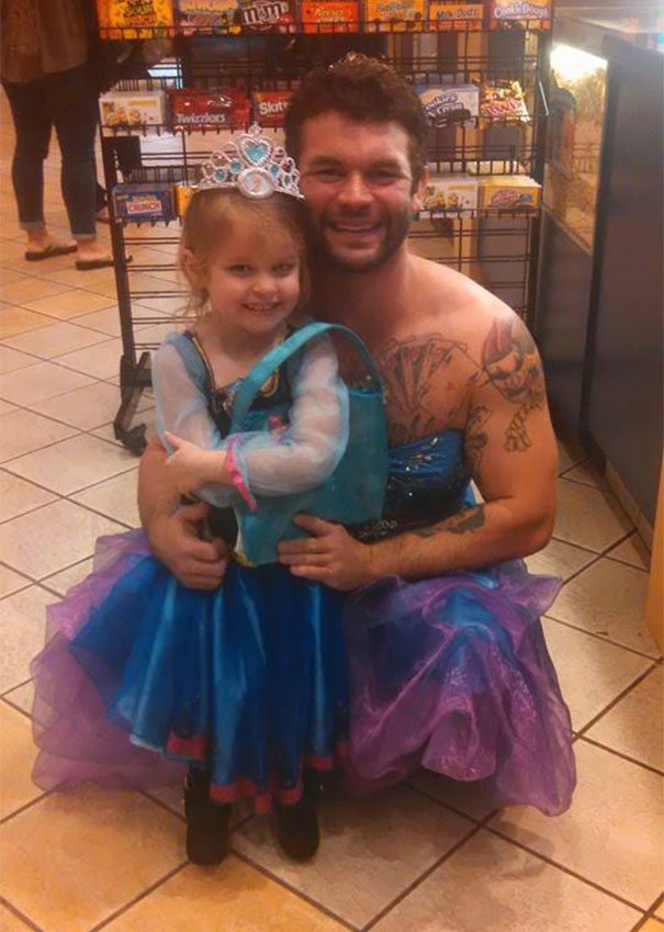 Hombre vestido de princesa con su sobrina