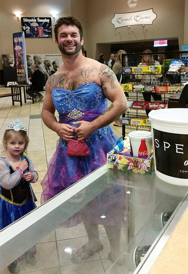 Hombre vestido de princesa con su sobrina