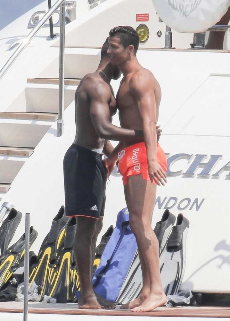 Cristiano Ronaldo en el yate de un amigoCristiano Ronaldo en el yate de un amigo