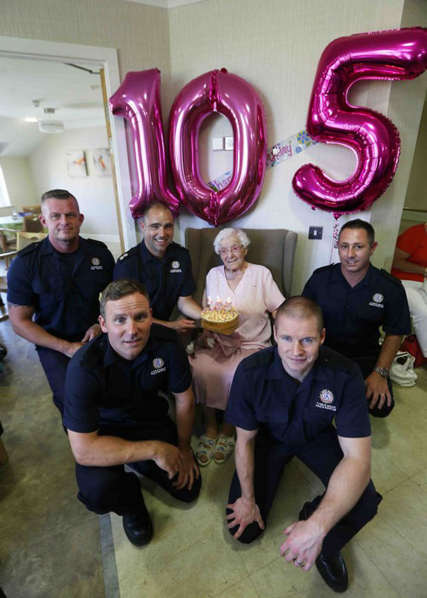 Anciana pide un bombero por su 103 cumpleaños