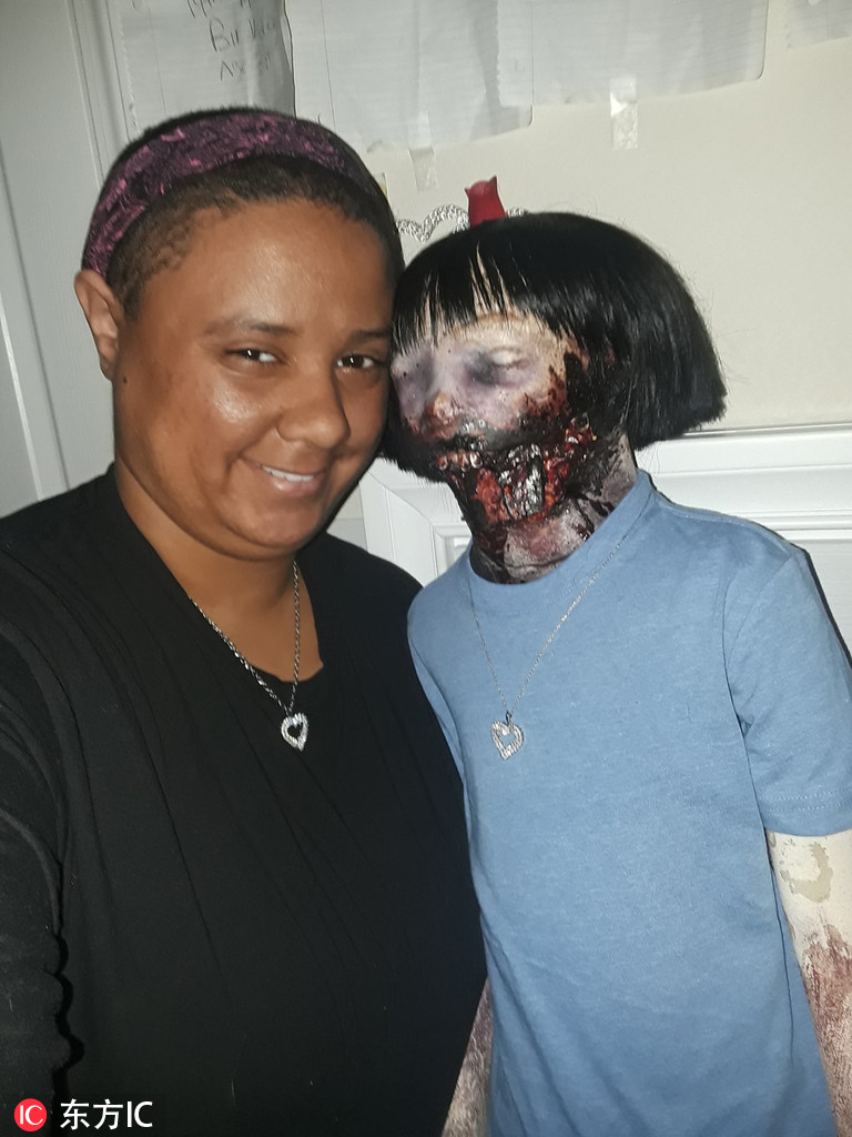 Una mujer se casa con su muñeca zombie