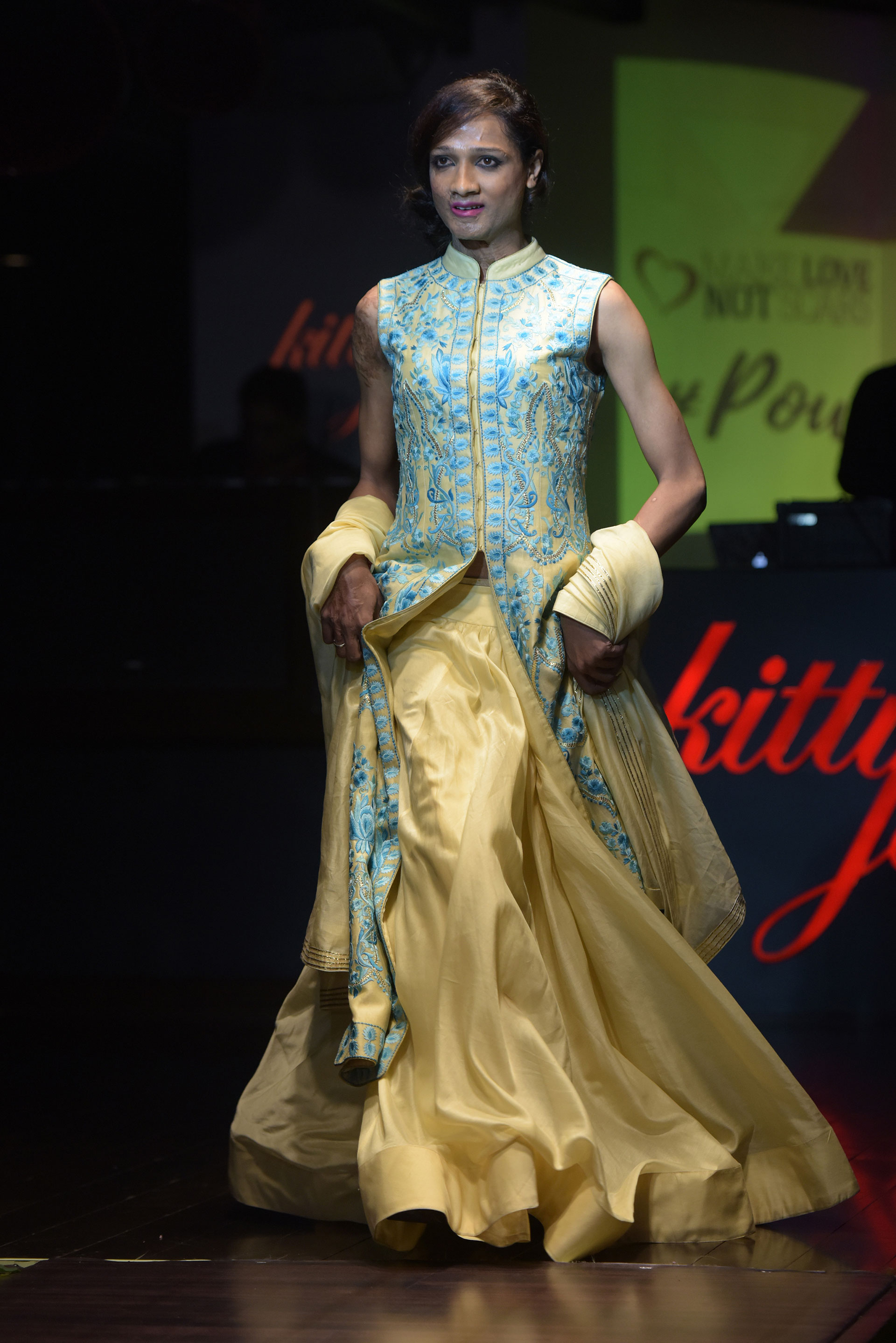 Mujeres desfiguradas por ataques de ácido desfilan por el Día de la Mujer