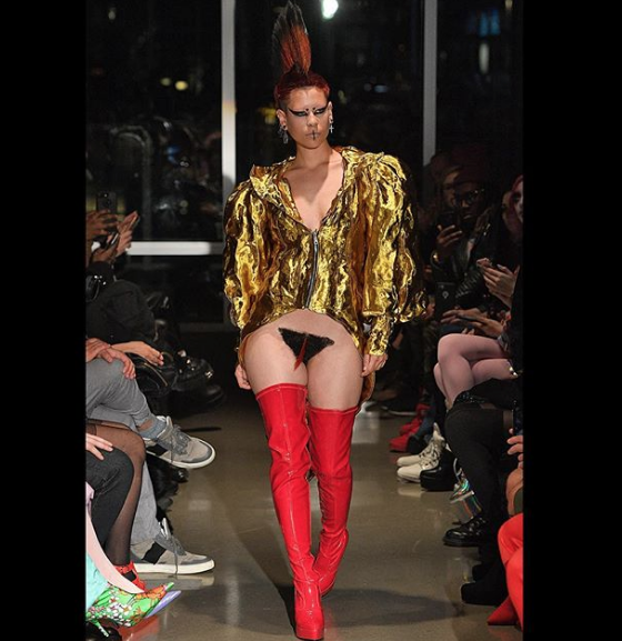 Desfile de Kaimin con pelicas vaginales