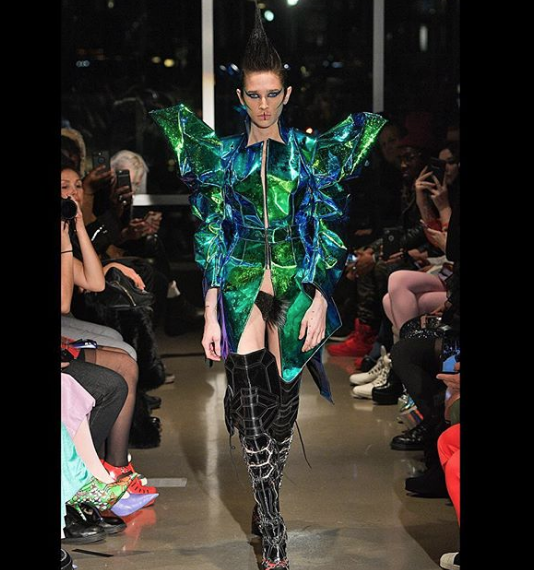 Desfile de Kaimin con pelicas vaginales