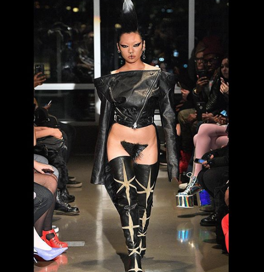 Desfile de Kaimin con pelicas vaginales