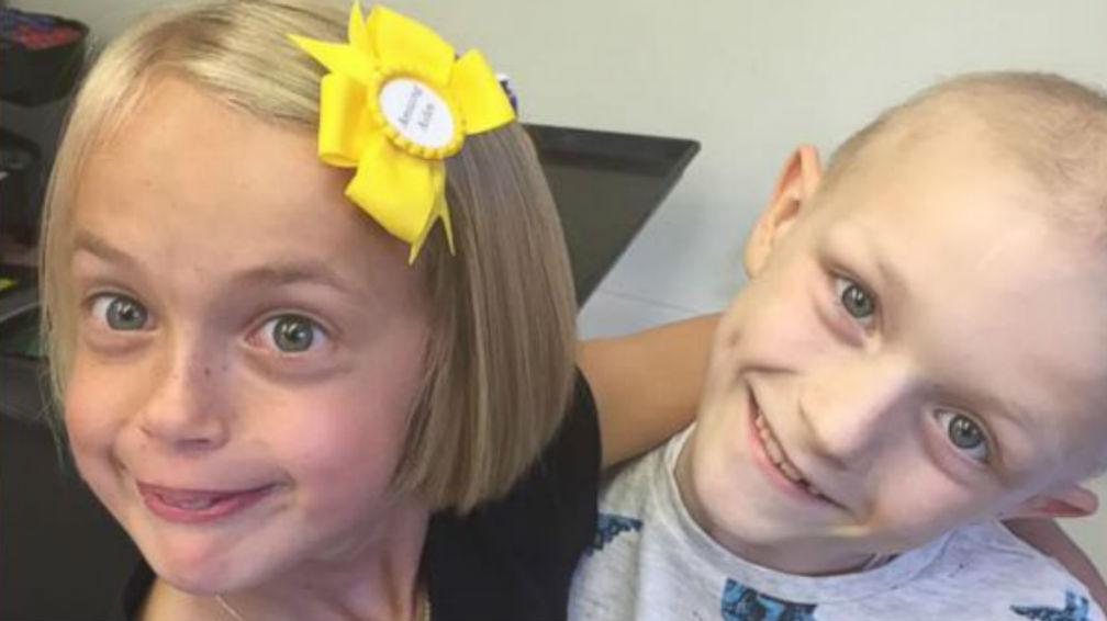 Niña dona su pelo a su novio con cáncer