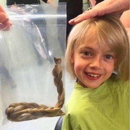 Niña dona su pelo a su novio con cáncer