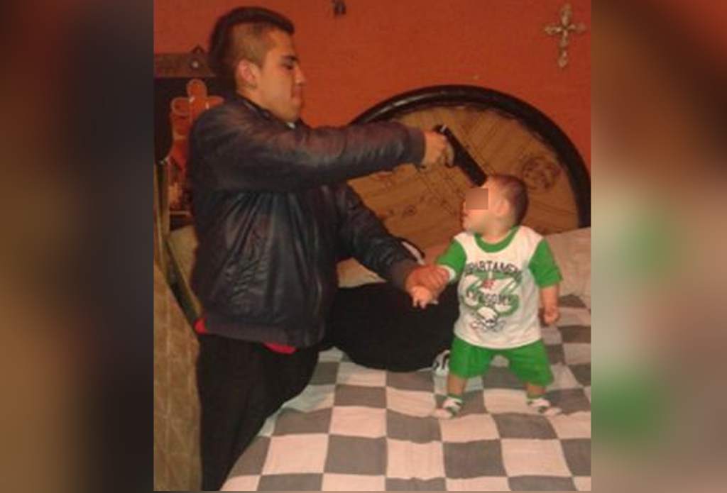 Fotos polémicas de bebés y armas