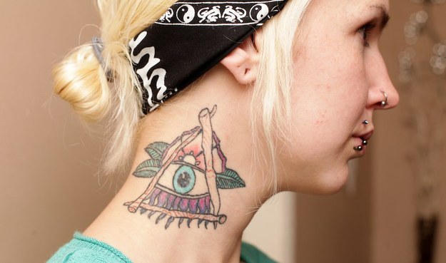 Profesora expulsada por llevar tatuajes