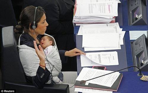 Licia Ronzulli, eurodiputada que lleva a su hija al parlamento