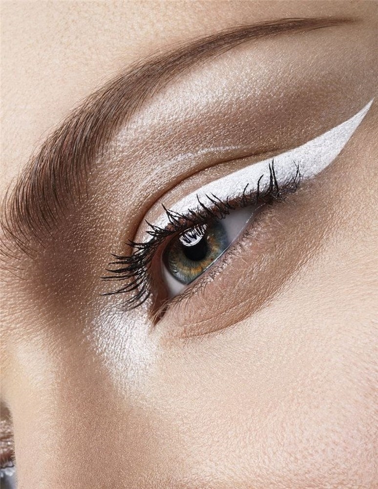 Tendencia eyeliner blanco