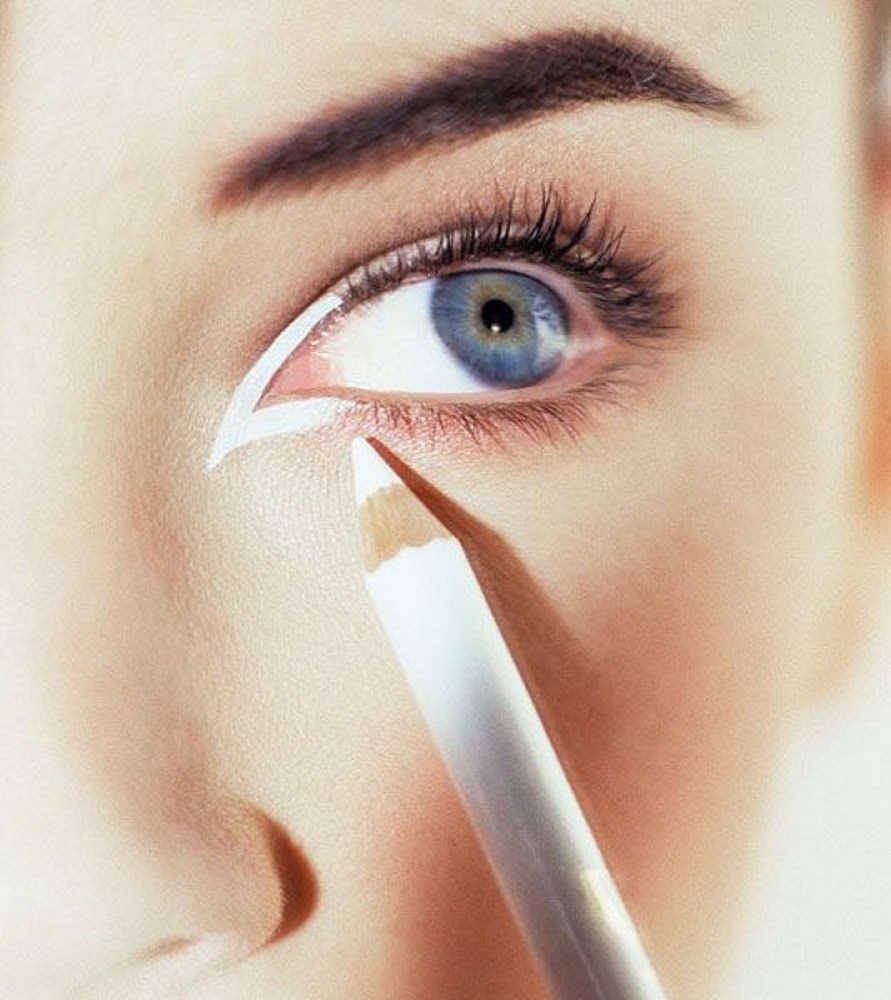 Tendencia eyeliner blanco