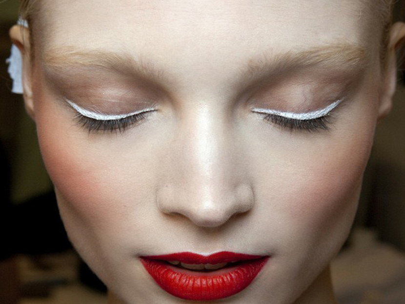 Tendencia eyeliner blanco