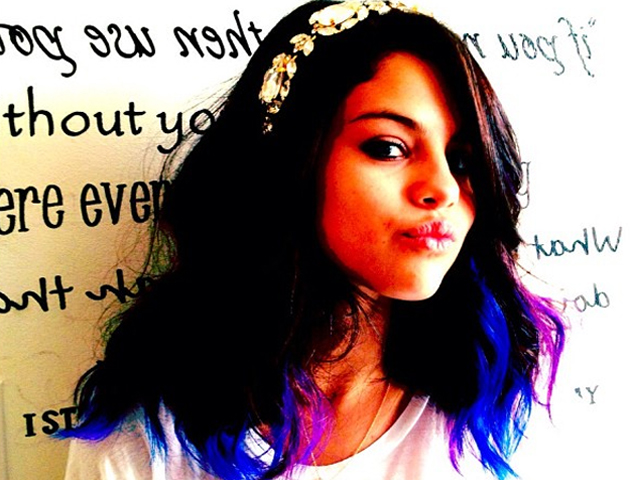 selena-gomez-pelo-azul
