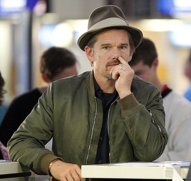 Famosos metiéndose el dedo en la nariz