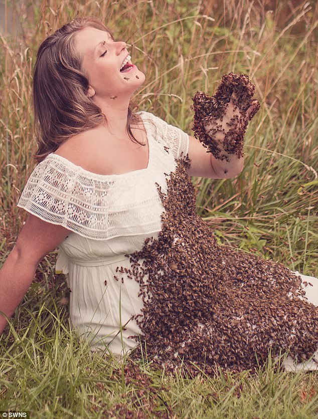 Mujer embarazada se fotografía con miles de abejas