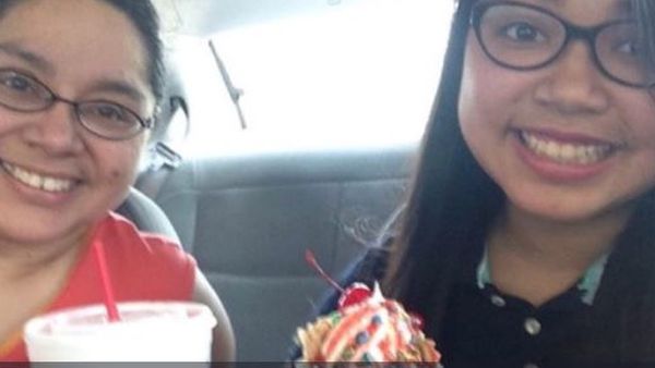 Madre e hija se hacen la misma foto cada año