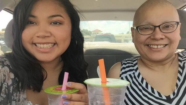 Madre e hija se hacen la misma foto cada año