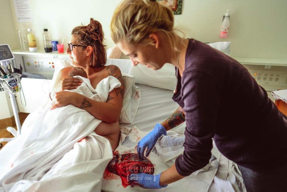 Fotógrafa fotografía a madres con sus placentas