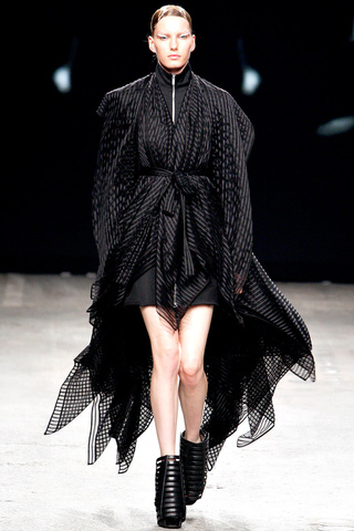 gareth_pugh___pasarela_9063362_320x480
