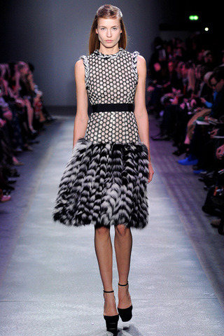 giambattista_valli___pasarela_62291152_320x480