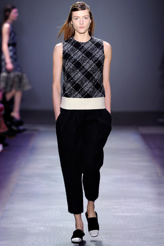 giambattista_valli___pasarela_915400633_320x480