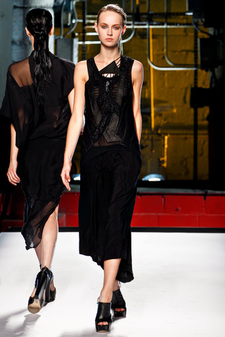 helmut_lang___pasarela_127287499_320x480