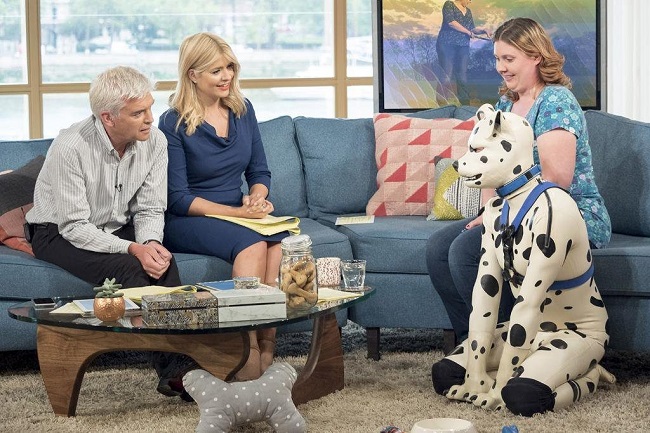 un hombre que vive como si fuera un dálmata