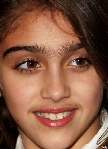 Famosas con cejas sin depilar