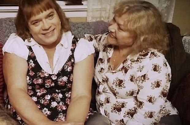 Hombre transexual vive como una niña de 6 años