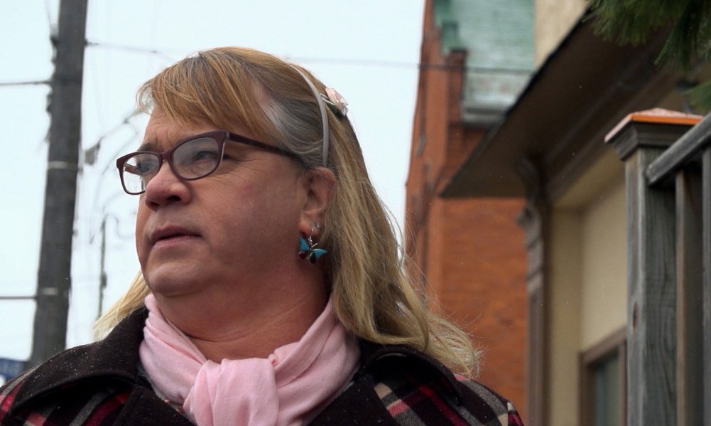 Hombre transexual vive como una niña de 6 años