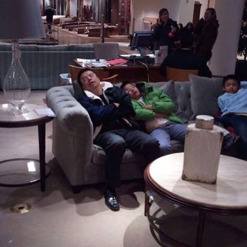 Hombres de compras con sus mujeres