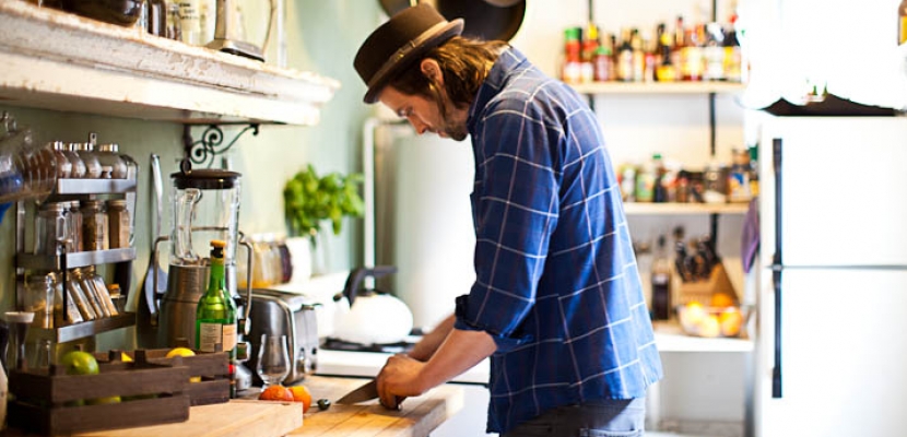 Hombre haciendo tareas domésticas