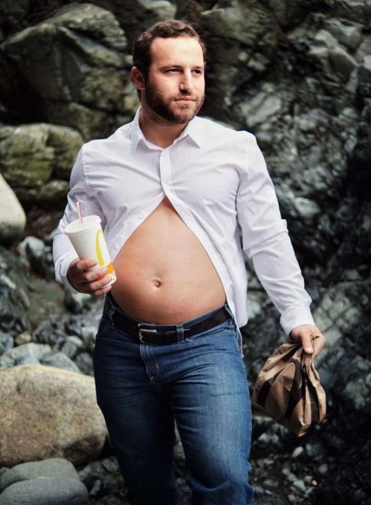 Hombres posando como embarazadas