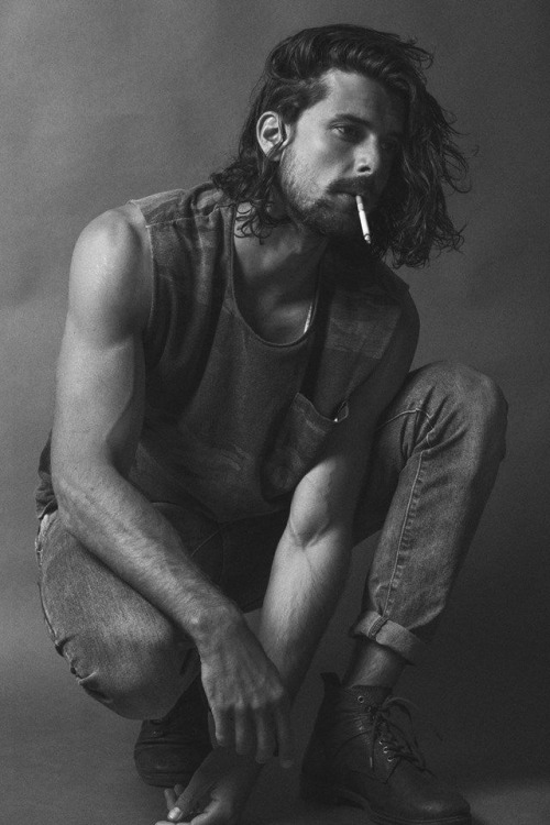 Hombres sexis fumando 