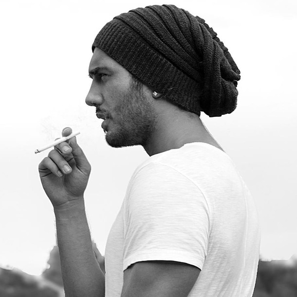 Hombres sexis fumando 